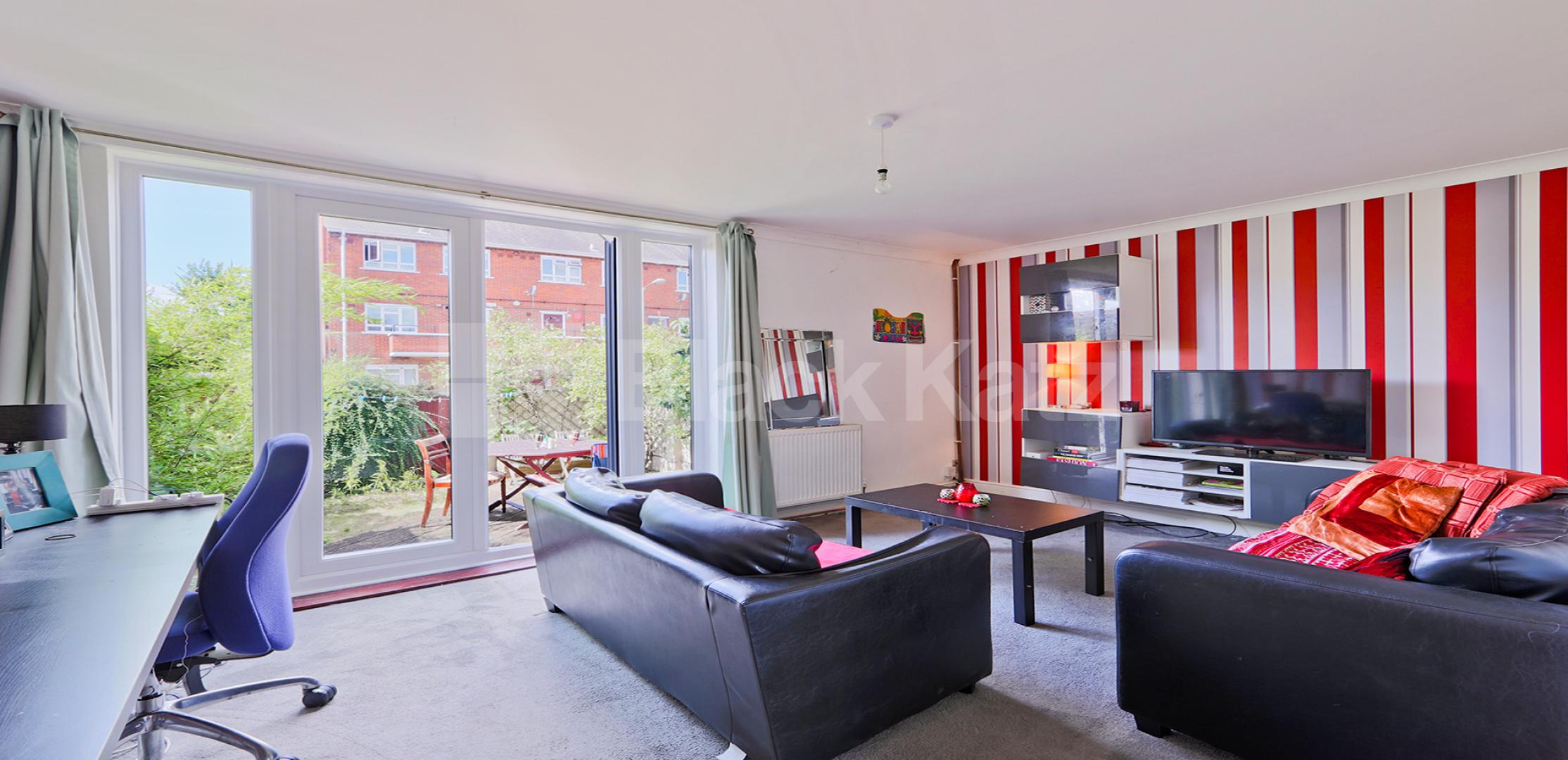 			LET , 3 Bedroom, 1 bath, 1 reception End Terraced House			 Radcliffe Path, Clapham 